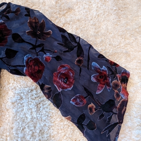 EN Creme Cold Shoulder Top With Velvet Flowers - Picture 7 of 9